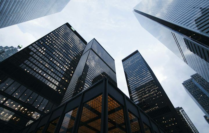 Edificios corporativos vistos desde abajo