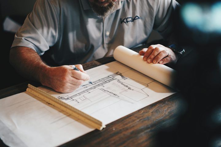Arquitecto dibujando planos