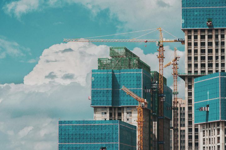 Torres en construcción con grúas