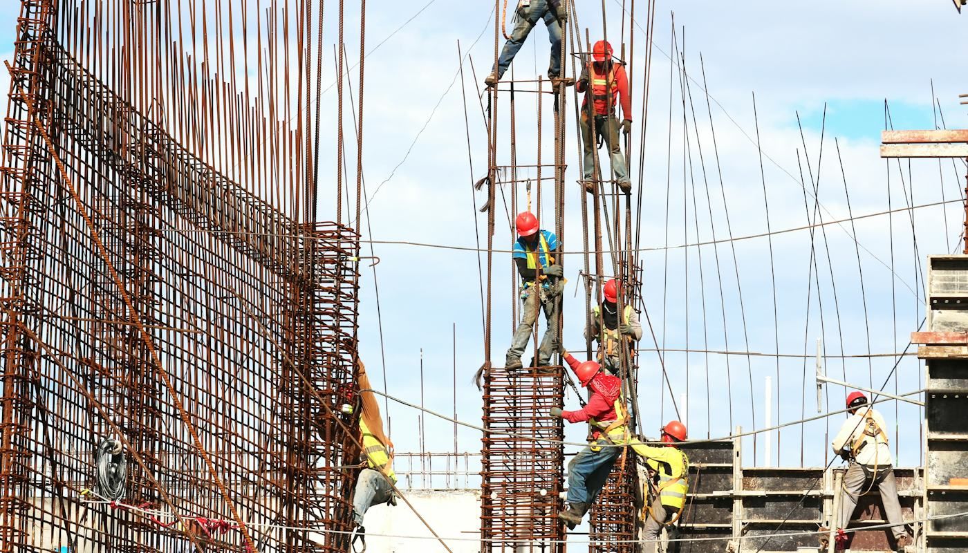 Cuadrillas armando acero de columnas en altura