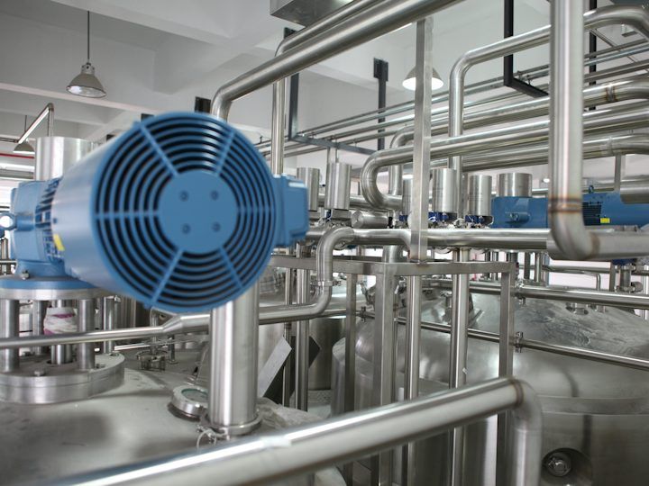 Planta industrial con equipos y tuberías